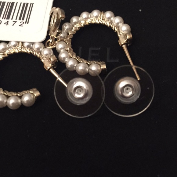 BNWT Authentic CHANEL Charms CC Pearl Dangle Hoops - Picture 4 of 9